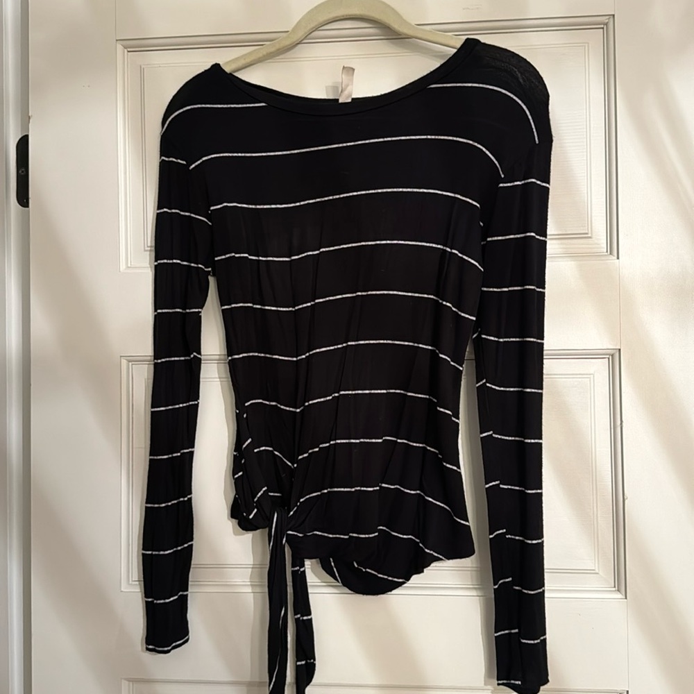 Elan black and white front tie, long sleeve shirt